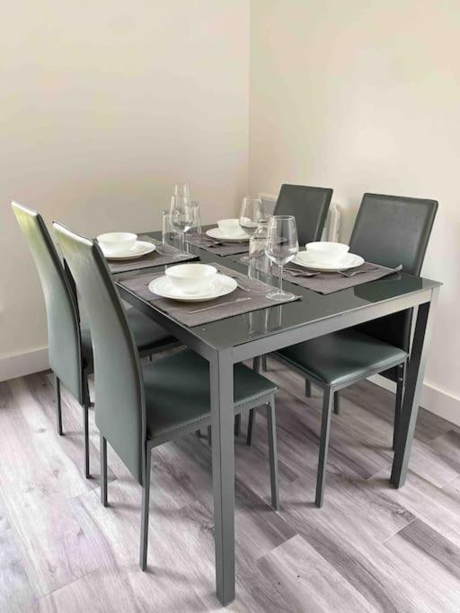 Modern Flat Near Train Station With Free Parking Apartment *