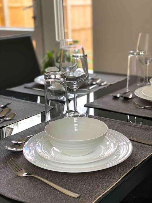 Modern Flat Near Train Station With Free Parking *