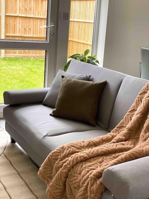 Modern Flat Near Train Station With Free Parking Apartamento